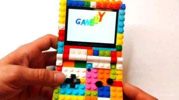 Esta Game Boy Advance SP hecha en LEGO funciona y es una cucada