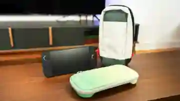 Llévate tu Nintendo Switch 2 de viaje con esta bandolera y funda especiales