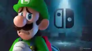 Luigi con expresión asustada mira nervioso en un escenario oscuro con el logotipo de Nintendo Switch al fondo, representando los juegos de terror de Nintendo Switch en oferta.
