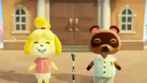 Isabelle y Tom Nook de Animal Crossing: New Horizons sonríen frente al ayuntamiento con camisas hawaianas y un micrófono en medio