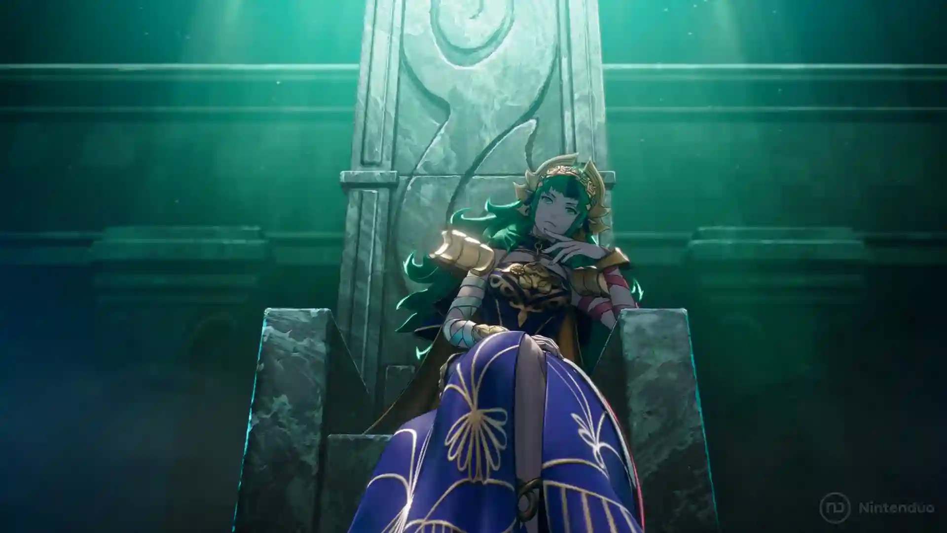 Fire Emblem Fortune’s Weave – mujer de cabello verde con vestido azul y dorado y hombreras de armadura sentada en un trono de piedra en una sala sombría.