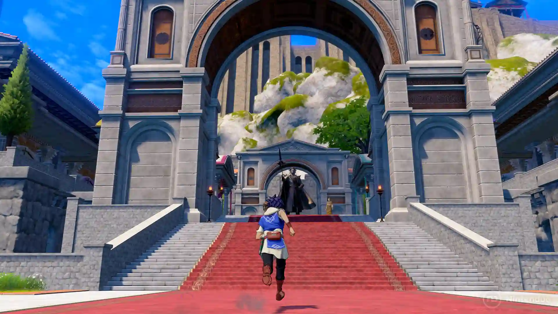 Fire Emblem Fortune’s Weave – protagonista de pelo azul corre por una gran escalinata cubierta con alfombra roja hacia una fortaleza de piedra con arco monumental, con montes y cascada al fondo.