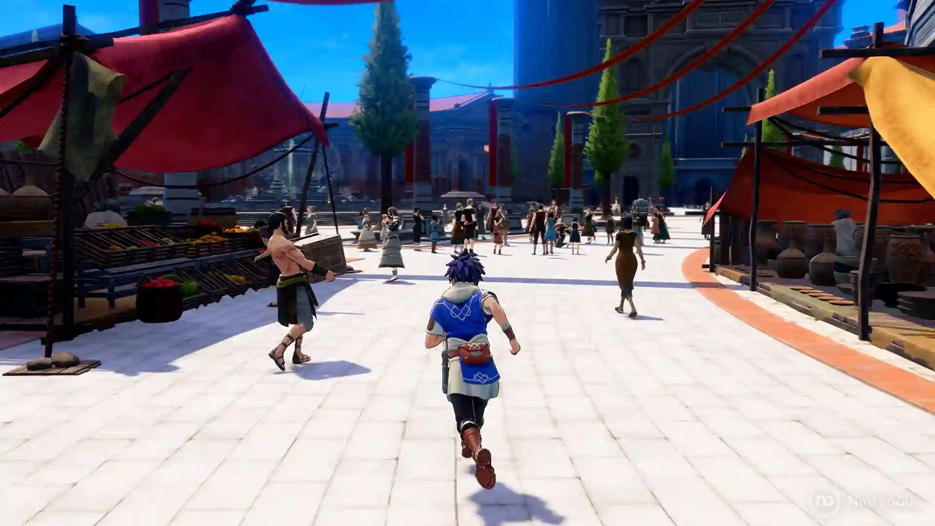 Fire Emblem Fortune’s Weave – héroe de pelo azul corriendo por una plaza luminosa con puestos de mercado y toldos rojos y amarillos, rodeado de aldeanos y soldados.