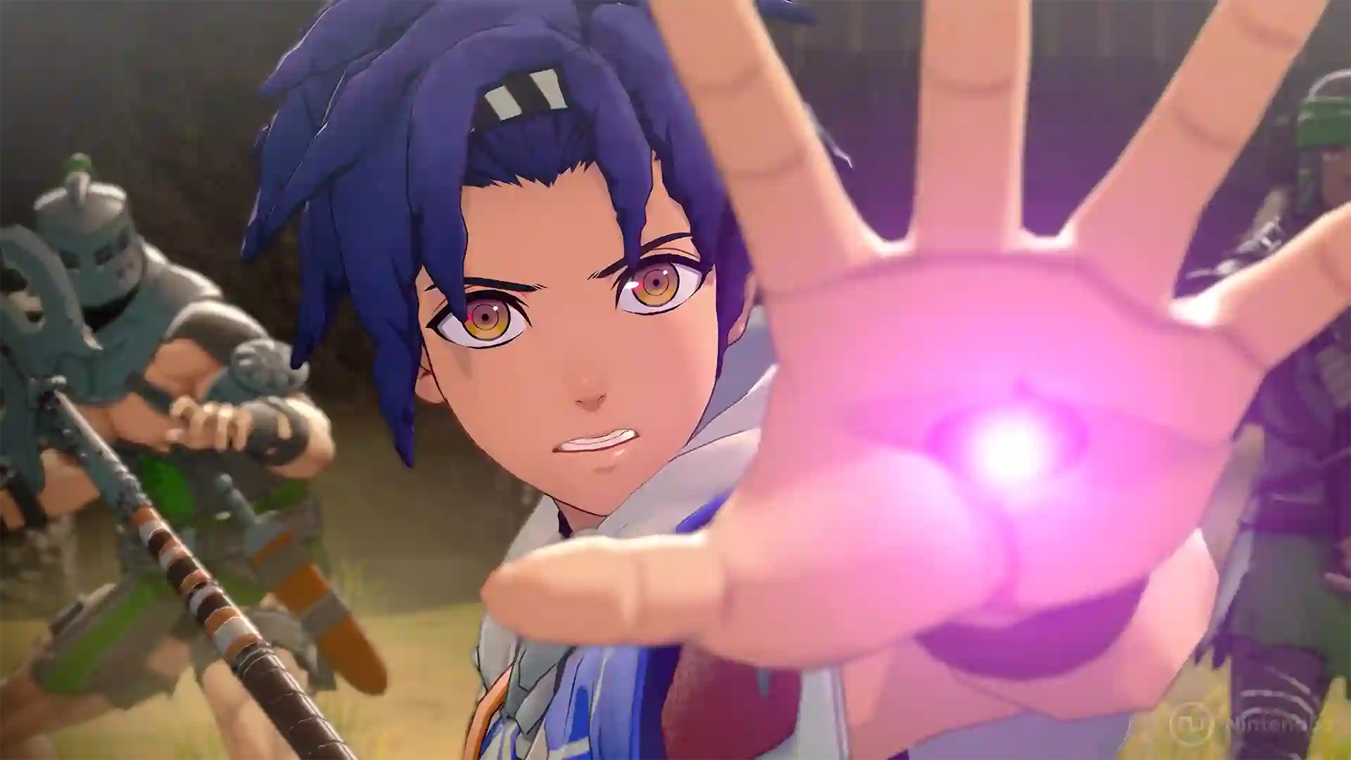 Fire Emblem Fortune's Weave: protagonista con cabello azul conjura una esfera de energia purpura con su mano extendida mientras soldados armados observan detras en un campo verde