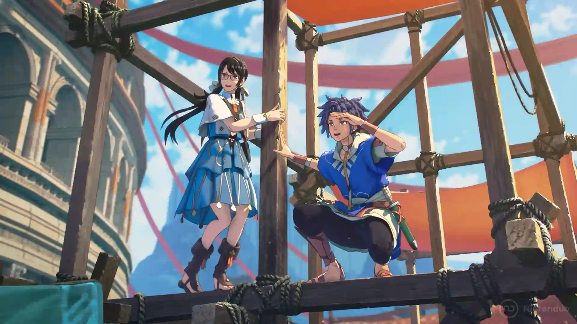 Fire Emblem Fortune’s Weave – chica de cabello largo con vestido azul y joven con vendas y cinta morada en la cabeza se encuentran sobre un andamio de madera, sujetando cuerdas y telas naranjas bajo un cielo azul.