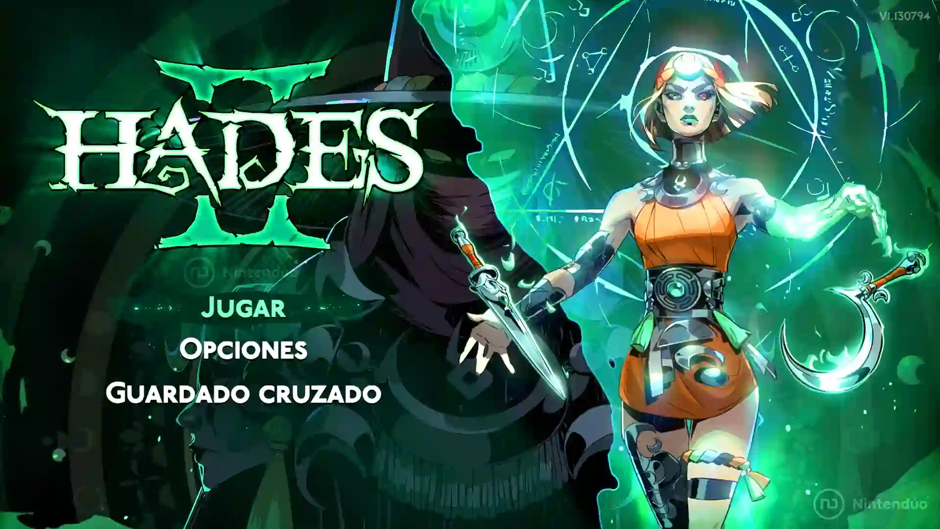 Pantalla de inicio de Hades II con el logo verde y opciones como Jugar, Opciones y Guardado cruzado; a la derecha aparece Melinoë con su guadaña mágica.