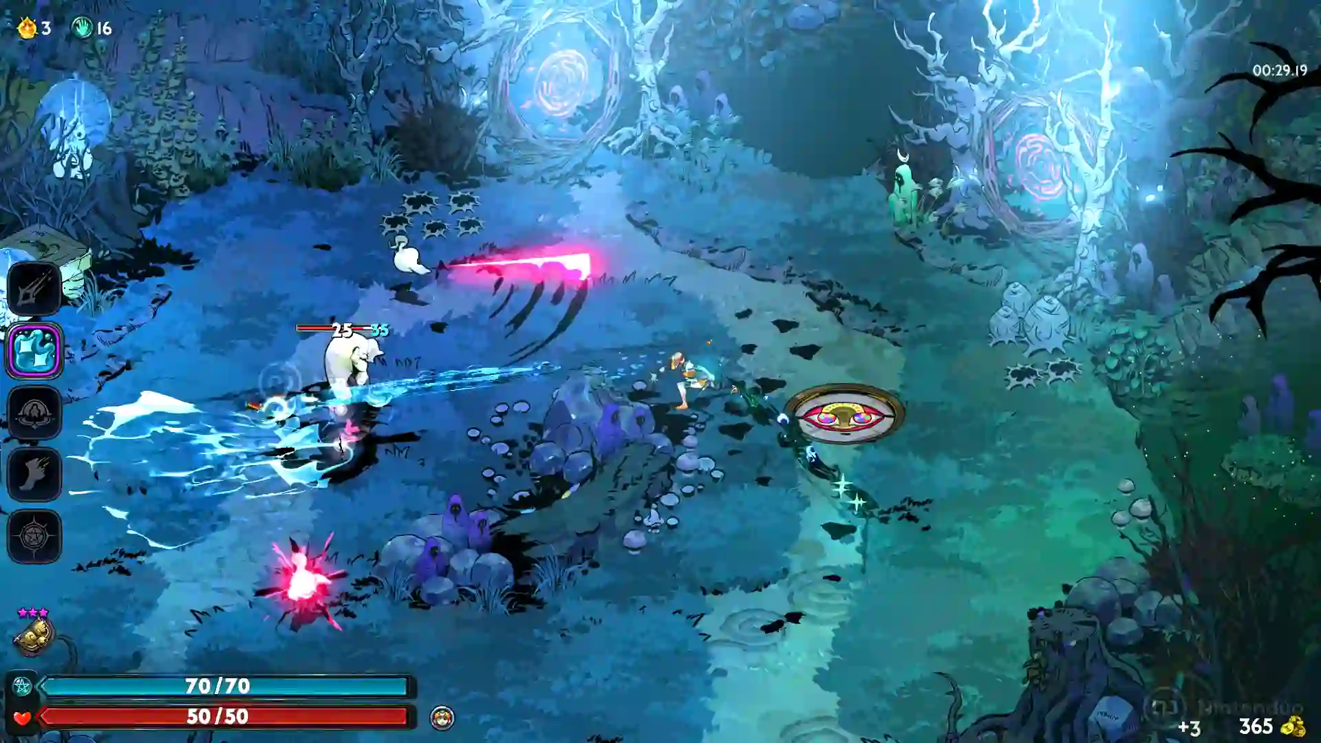 Batalla en Hades II en un pantano azul donde la protagonista lanza un proyectil helado contra un enemigo esquelético; se ven portales mágicos y el HUD con barras de vida.