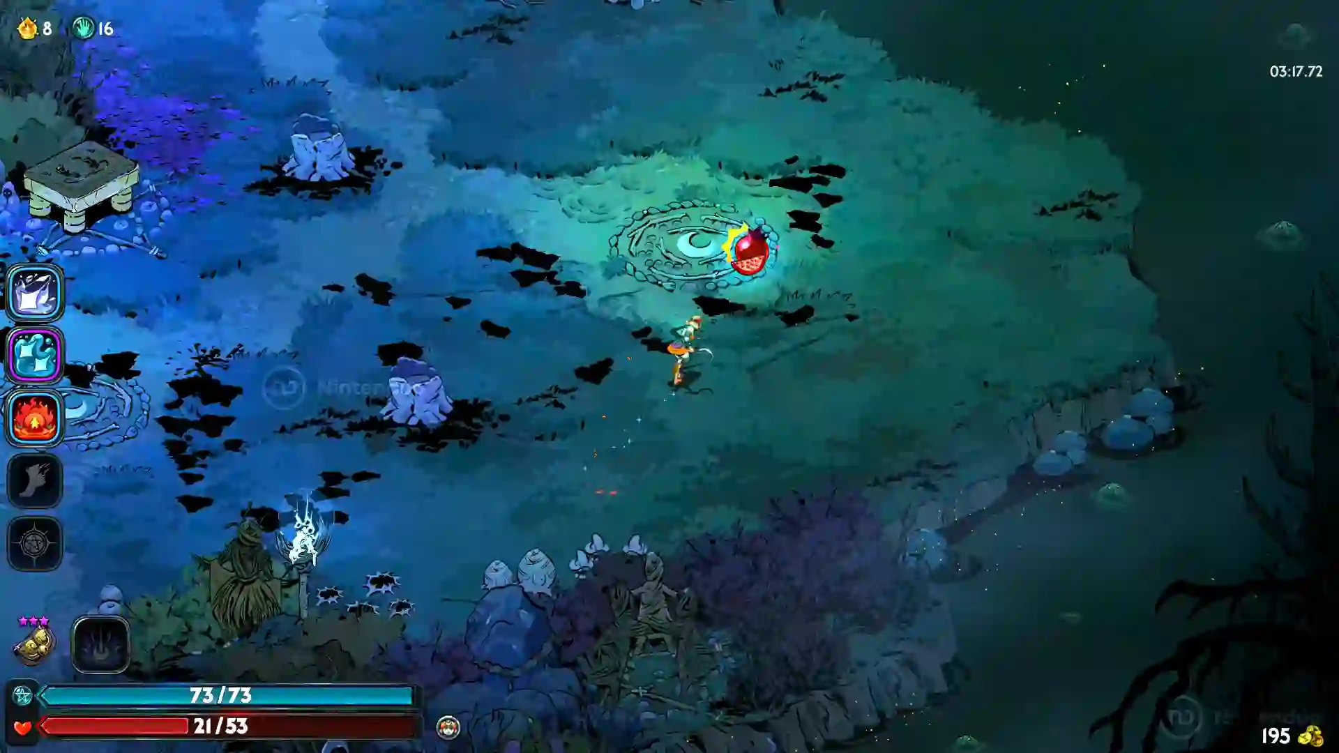 Escena isométrica de Hades II en un pantano azulado con la protagonista combatiendo enemigos alrededor de un portal rojo, con barras de salud e iconos de poderes en pantalla.