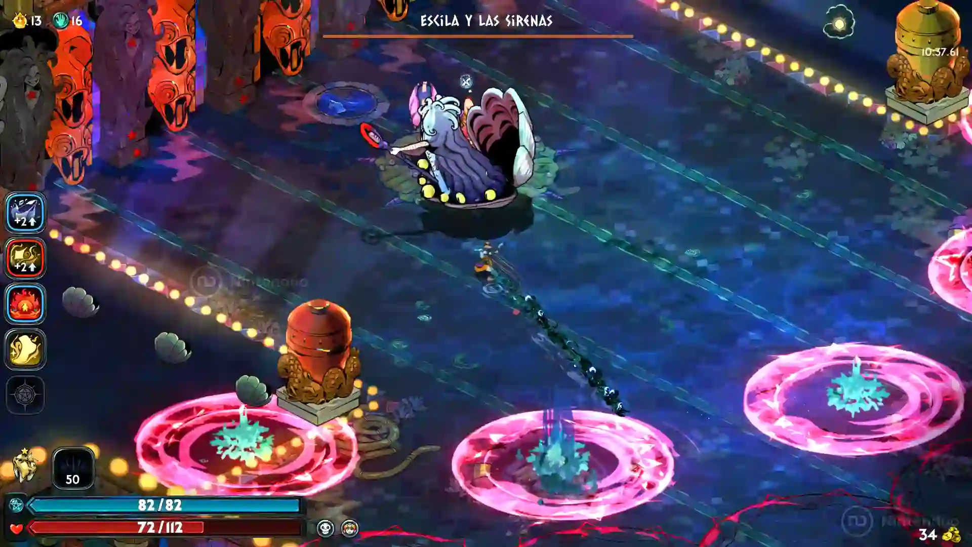 Combate contra Escila y las Sirenas en Hades II con la protagonista esquivando grandes anillos rosados y enemigos en un escenario acuático iluminado.