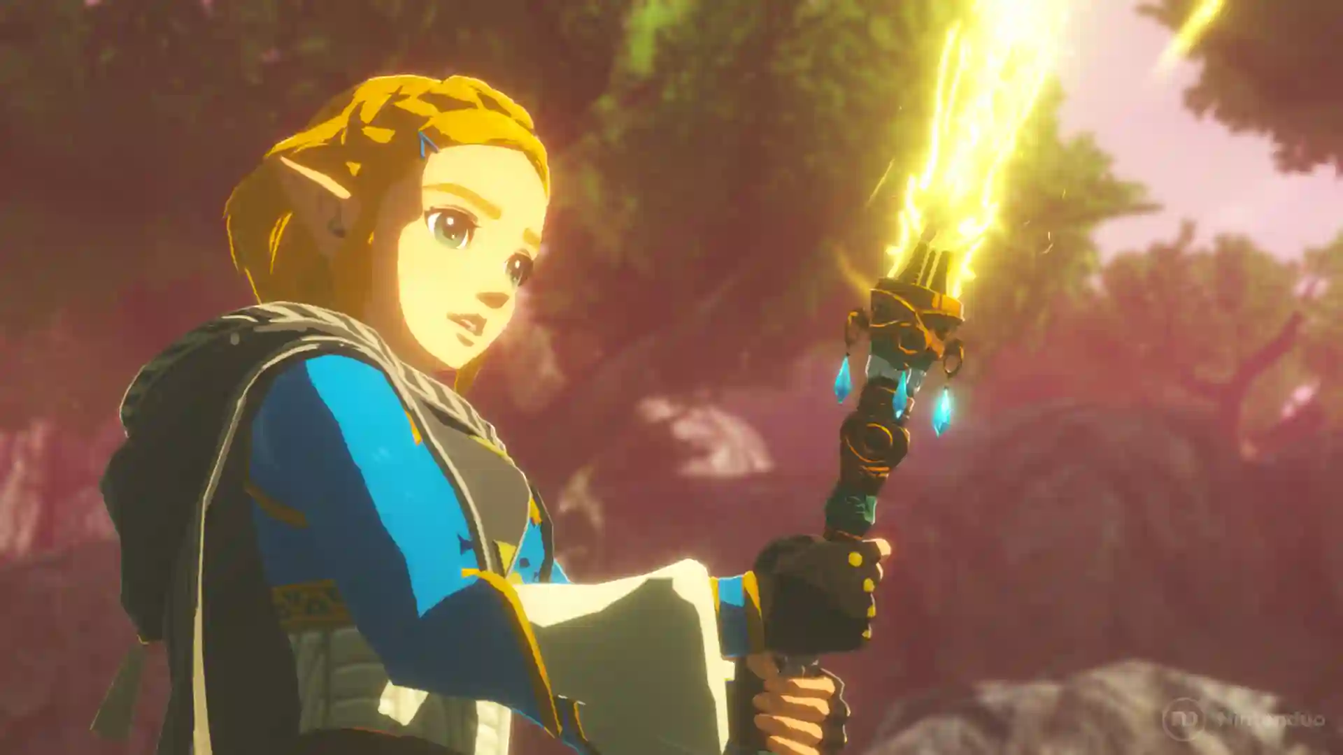 Hyrule Warriors: La Era del Destierro – la princesa Zelda de cabellos trenzados sostiene un bastón mágico que emite destellos dorados en un entorno boscoso iluminado.