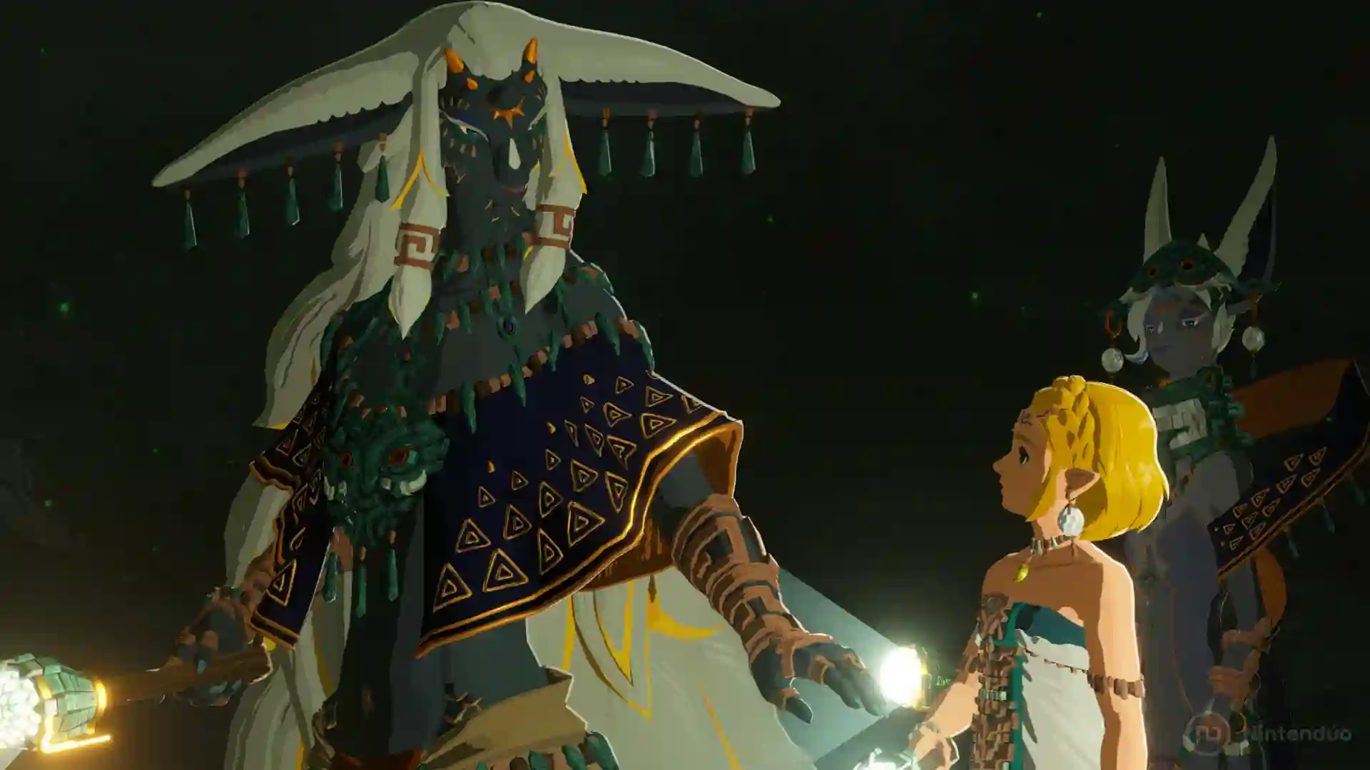 Hyrule Warriors: La Era del Destierro – La princesa Zelda conversa con una imponente figura mística de la tribu Sheikah adornada con motivos dorados, mientras un guerrero con lanza observa en el fondo oscuro.