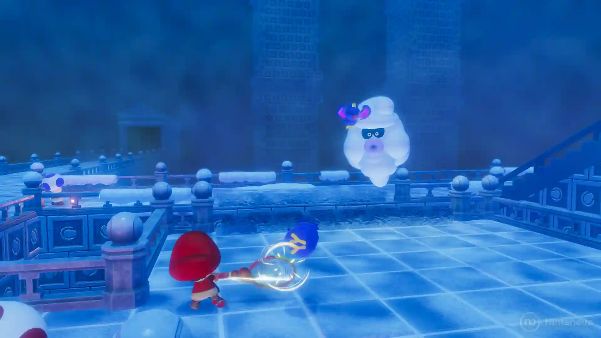 Mario Tennis Fever – partida sobre una pista de hielo donde un personaje con capucha roja golpea la pelota con una raqueta dorada, mientras un Boo blanco con gafas de sol y gorro observa al otro lado de la red.