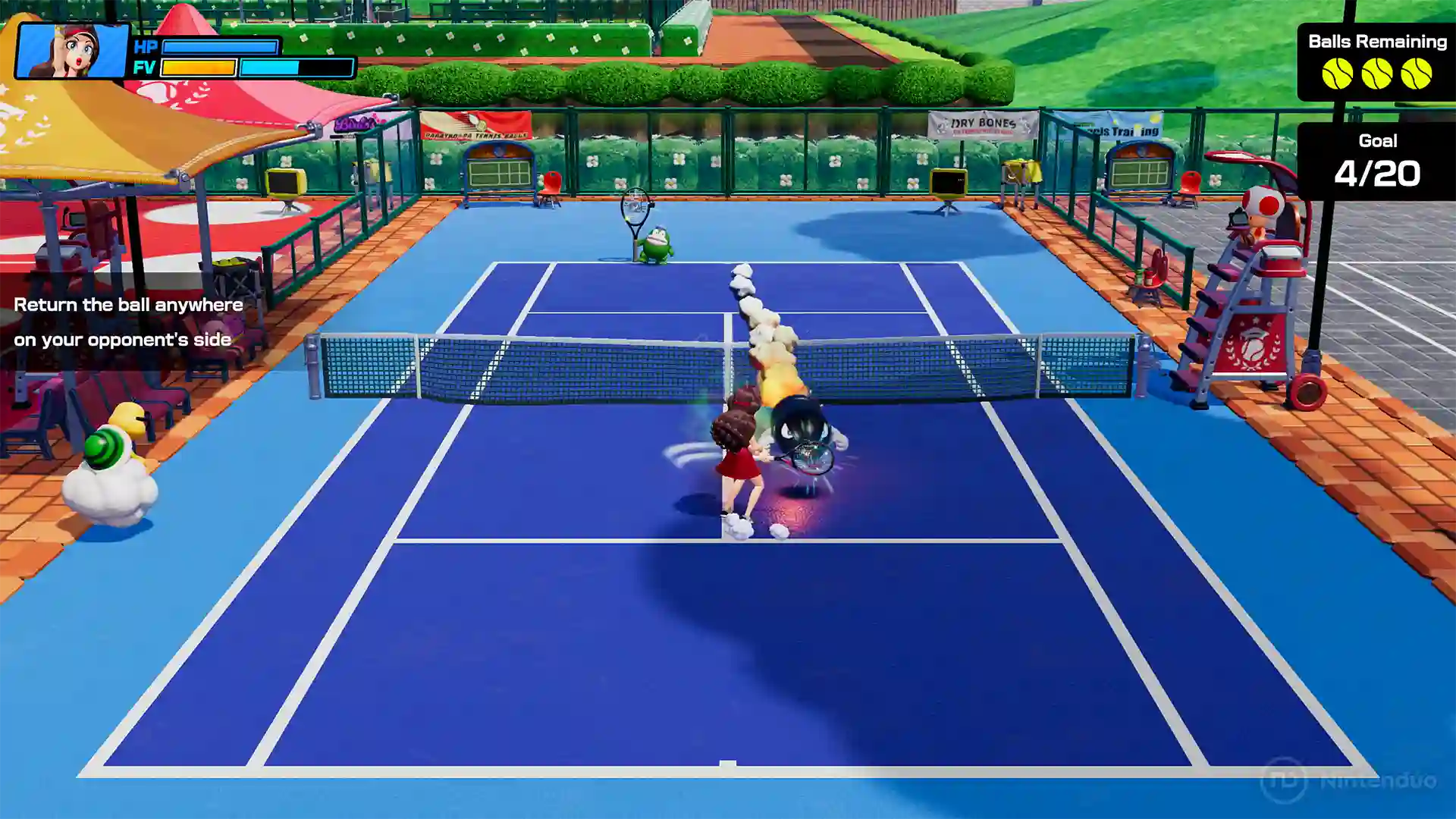 Mario Tennis Fever – personaje devuelve una pelota con raqueta en una pista de tenis azul al aire libre durante un entrenamiento, mientras Toad observa desde un lateral. En pantalla se muestran una barra de energía, contador de bolas restantes y objetivo (4/20) junto a la instrucción “Return the ball anywhere on your opponent’s side”.