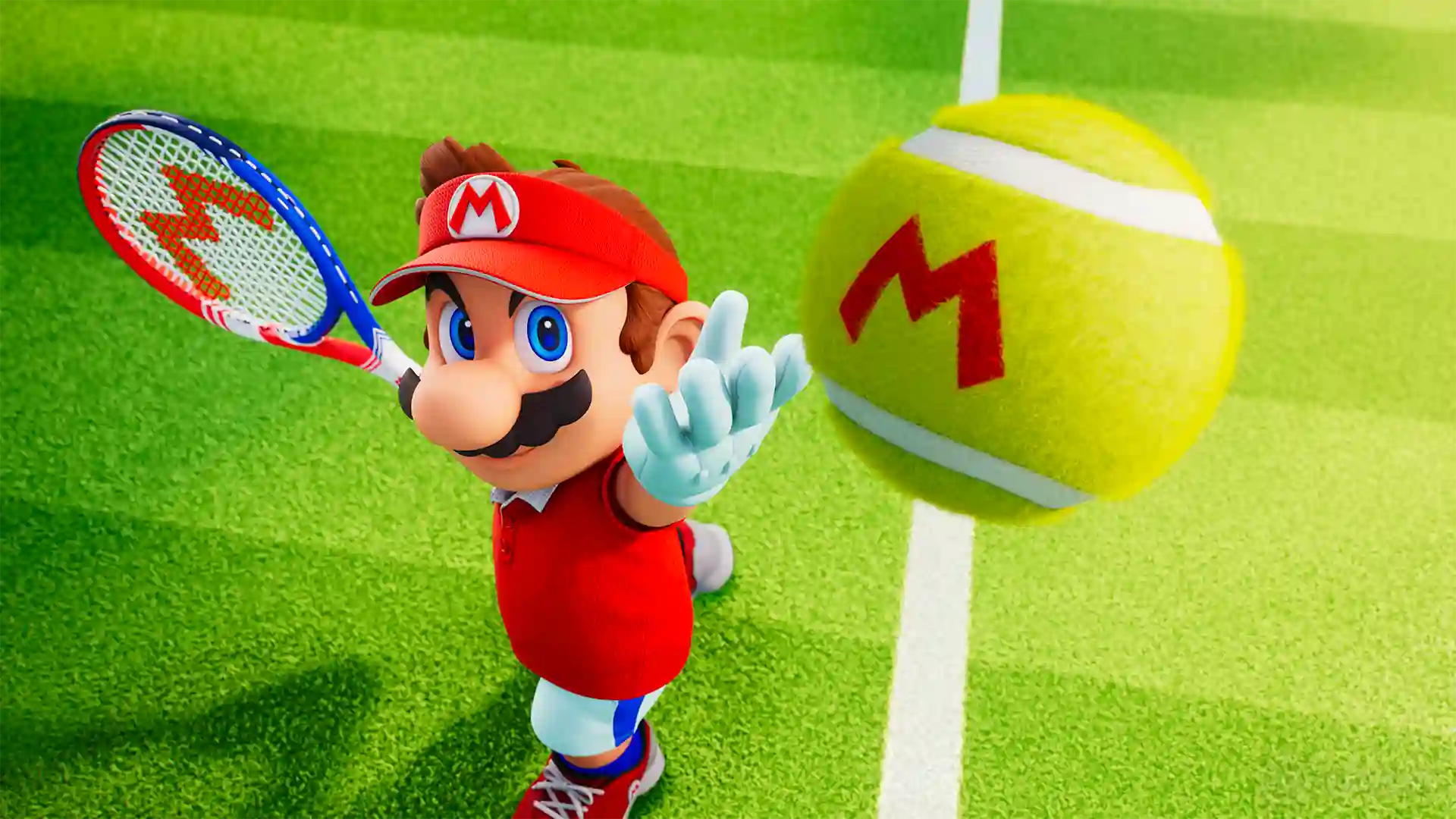 Mario Tennis Fever – Mario con uniforme y gorra rojos se prepara para golpear una enorme pelota de tenis marcada con la M mientras sostiene su raqueta azul en una pista de hierba.