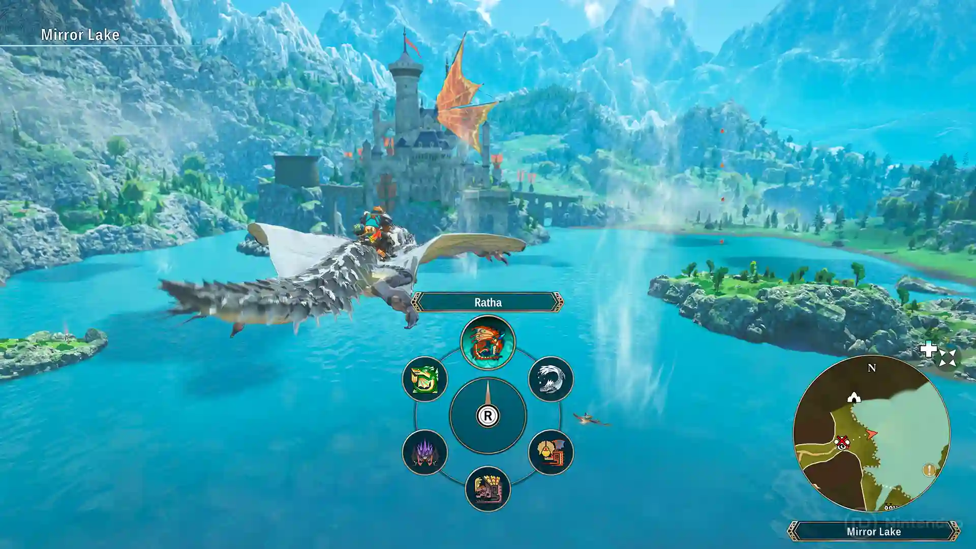 Monster Hunter Stories 3: paisaje de Mirror Lake con montes nevados y un castillo junto al agua, con un dragón naranja volando sobre el cielo azul.