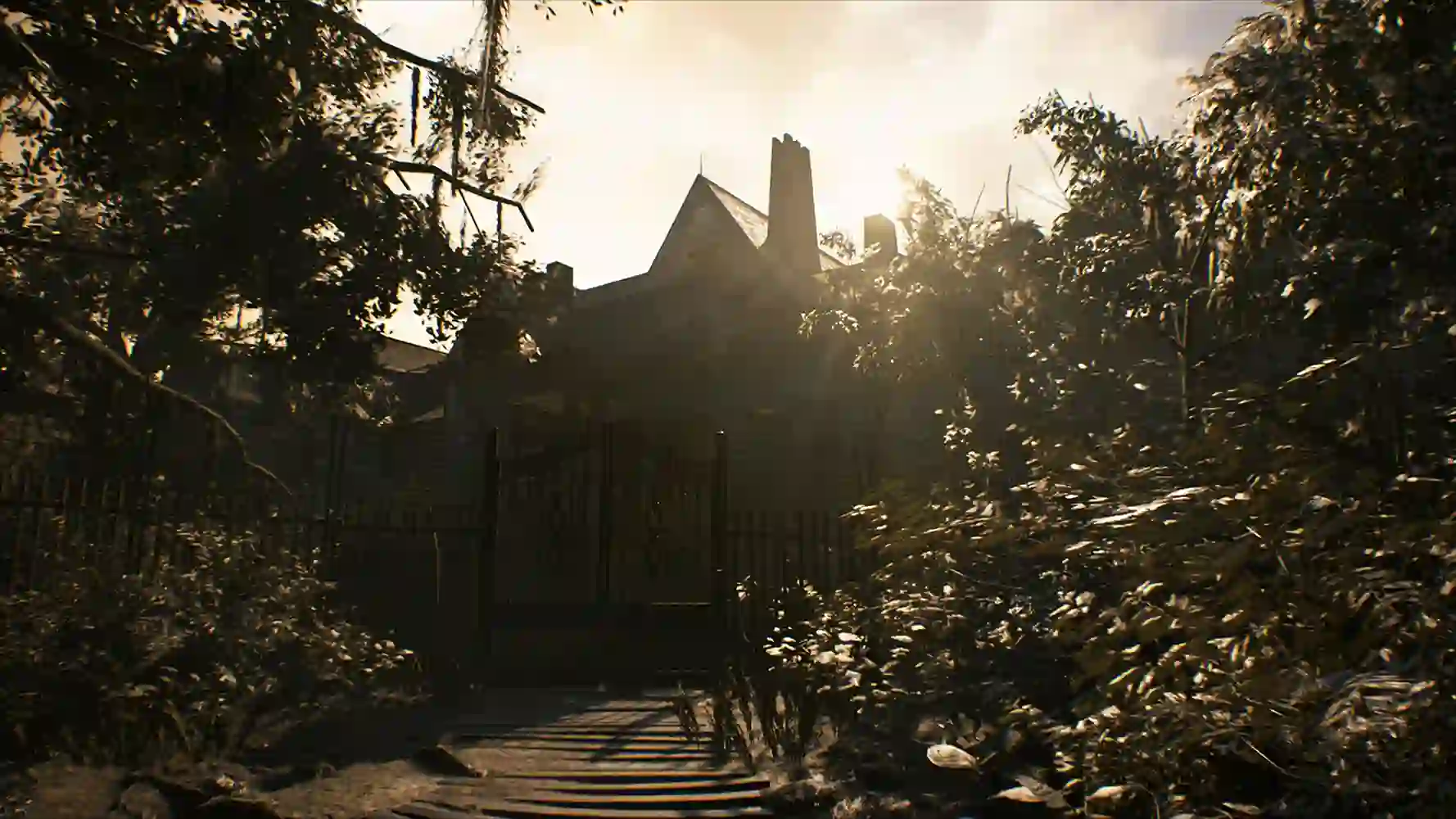 Resident Evil 7: imagen panorámica de la fachada de una mansíón o casa rural envuelta en vegetación con luz de atardecer filtrándose entre los árboles.