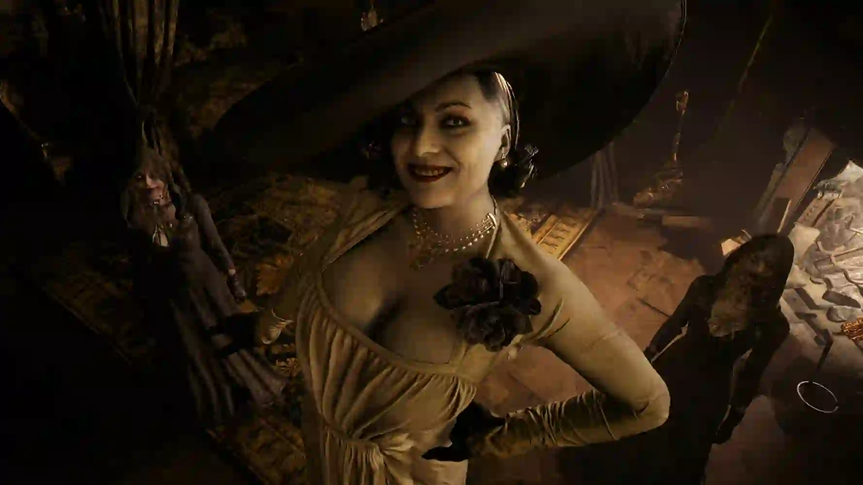 Resident Evil 8 Village: mujer alta con vestido elegante y sombrero grande sonríe mientras se inclina hacia la cámara en un entorno oscuro.