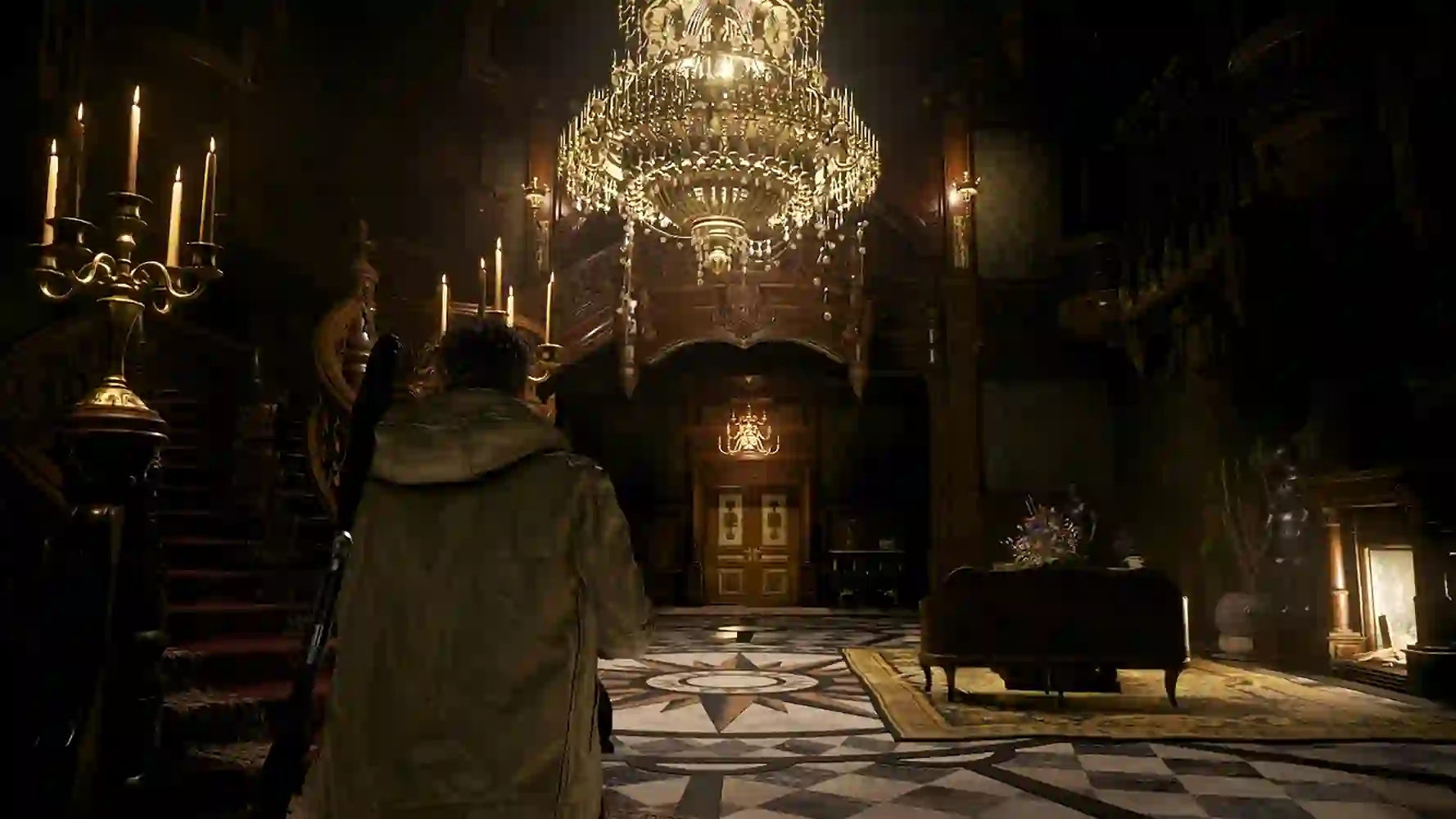 Resident Evil 8 Village: un personaje armado de espaldas en un lujoso salón con una gran lámpara de araña y candelabros.