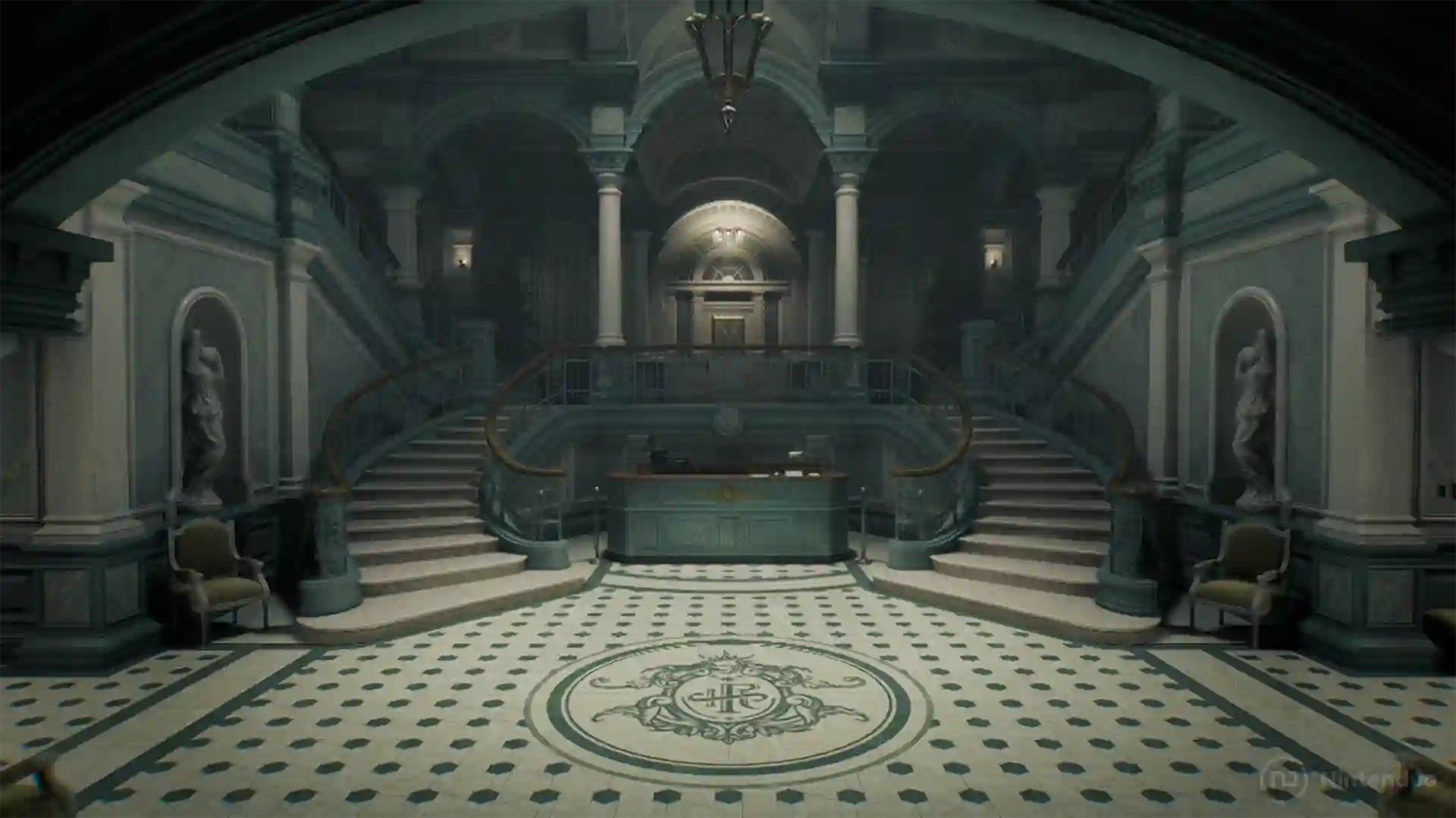 Resident Evil Requiem: vestíbulo de una mansón con una gran escalera doble de estilo clásico, columnas altas y un suelo ajedrezado con un emblema circular en el centro.