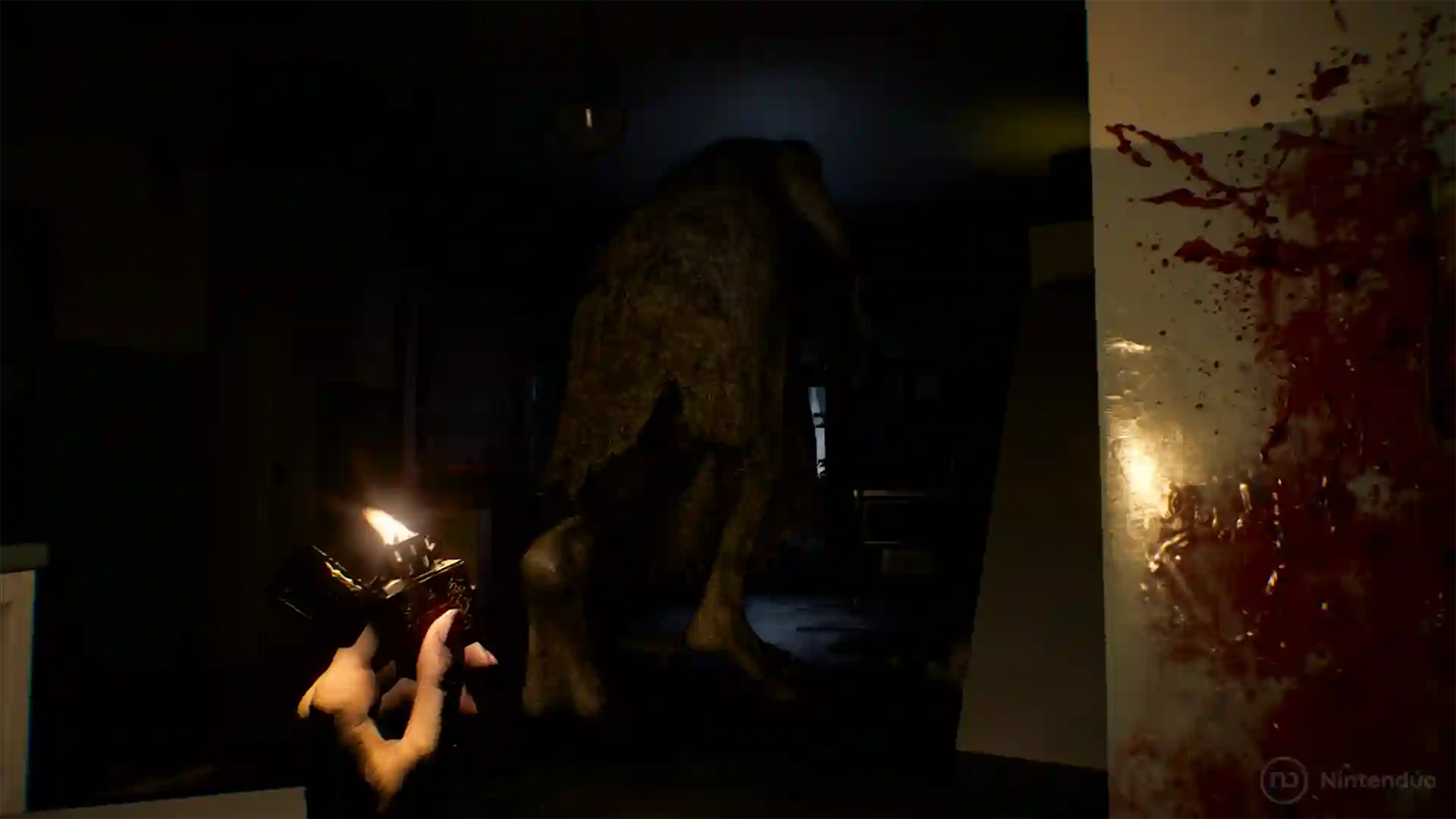Resident Evil Requiem: escena en primera persona apuntando con una linterna y pistola a una criatura alta y deforme en una habitación oscura con una pared salpicada de sangre.