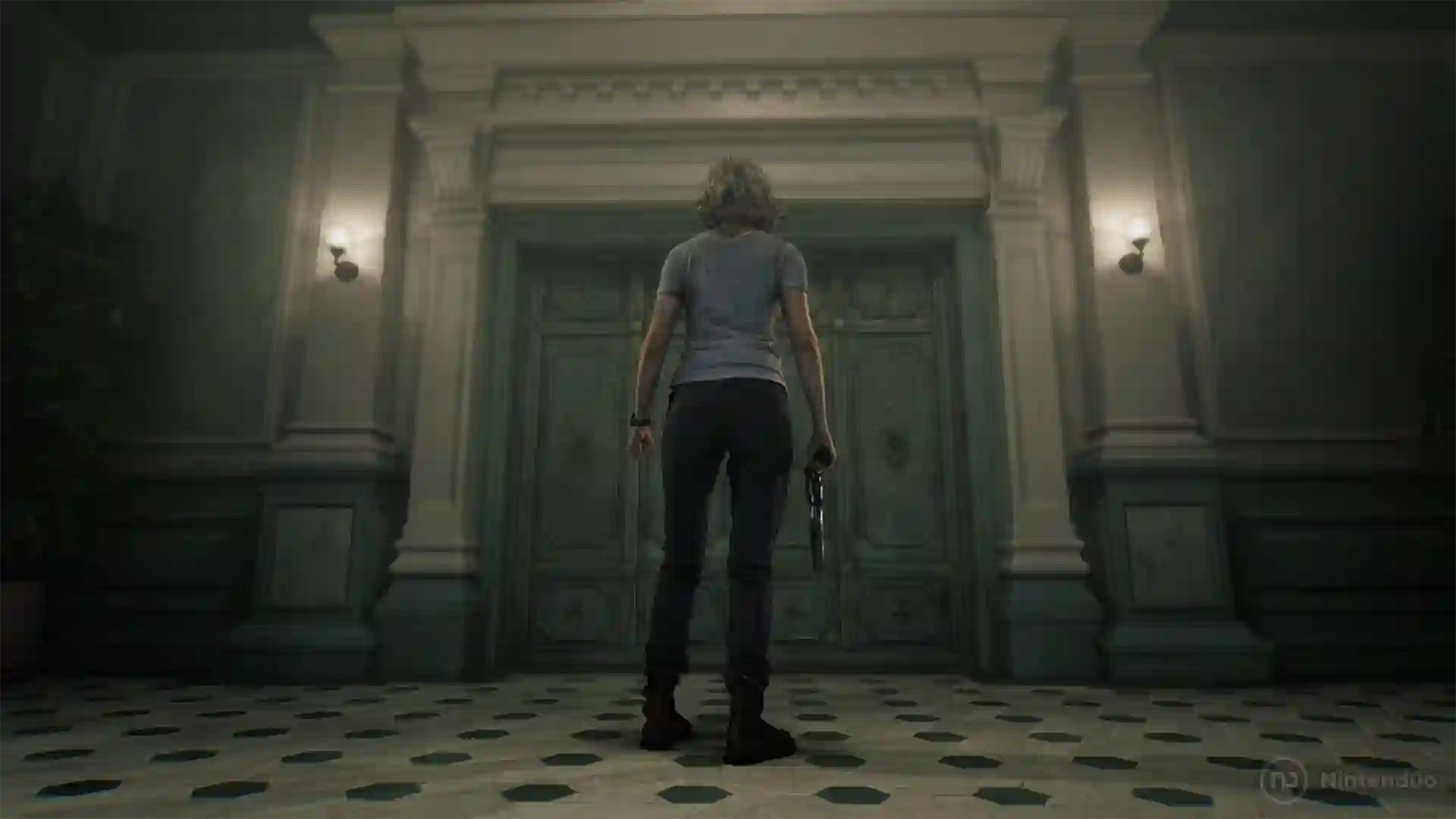 Resident Evil Requiem: protagonista de espaldas con pelo rubio y pistola en mano frente a una gran puerta doble en un pasillo oscuro de suelos ajedrezados.