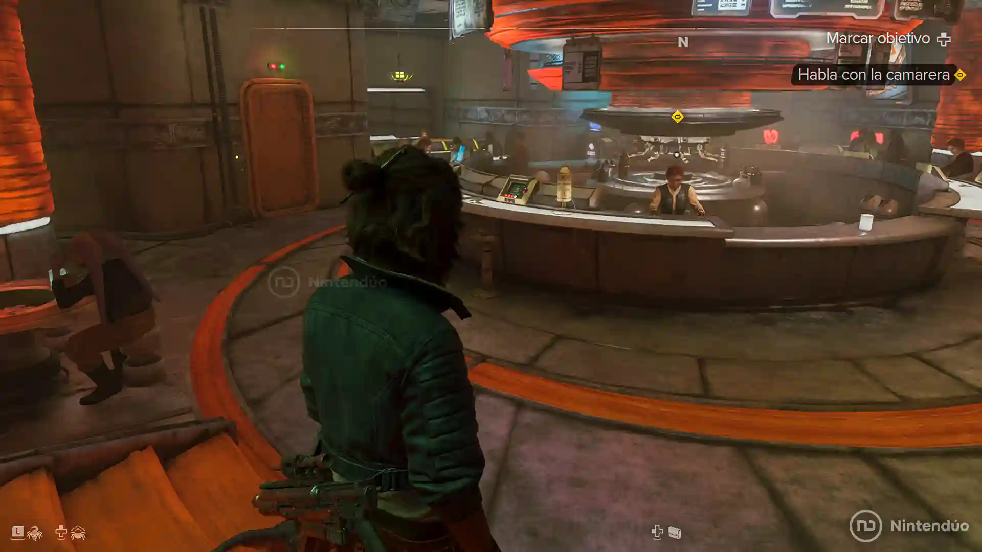 Kay Vess explora una cantina futurista en Star Wars Outlaws, con clientes alienígenas y un objetivo marcado en el mostrador.