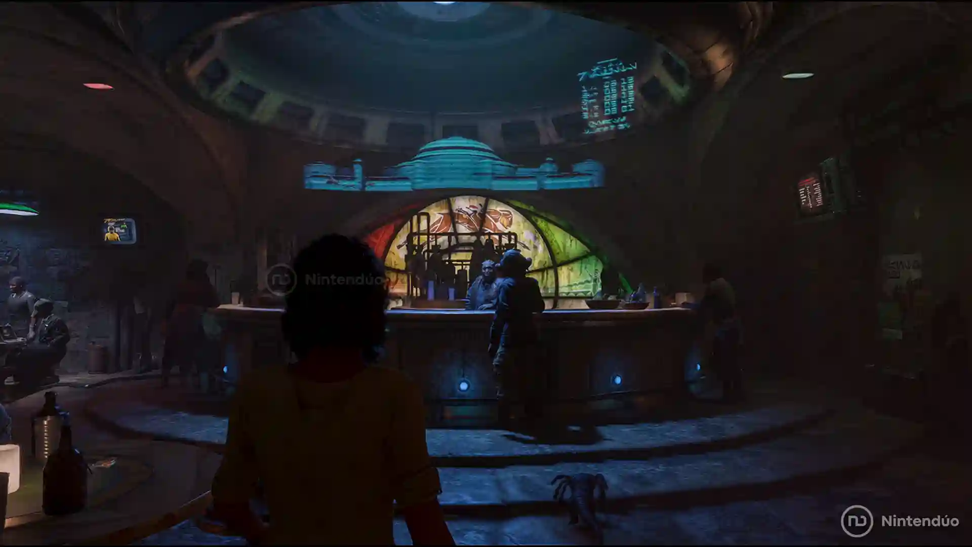 Kay Vess frente a una barra futurista iluminada con vitrales verdes y amarillos en Star Wars Outlaws.