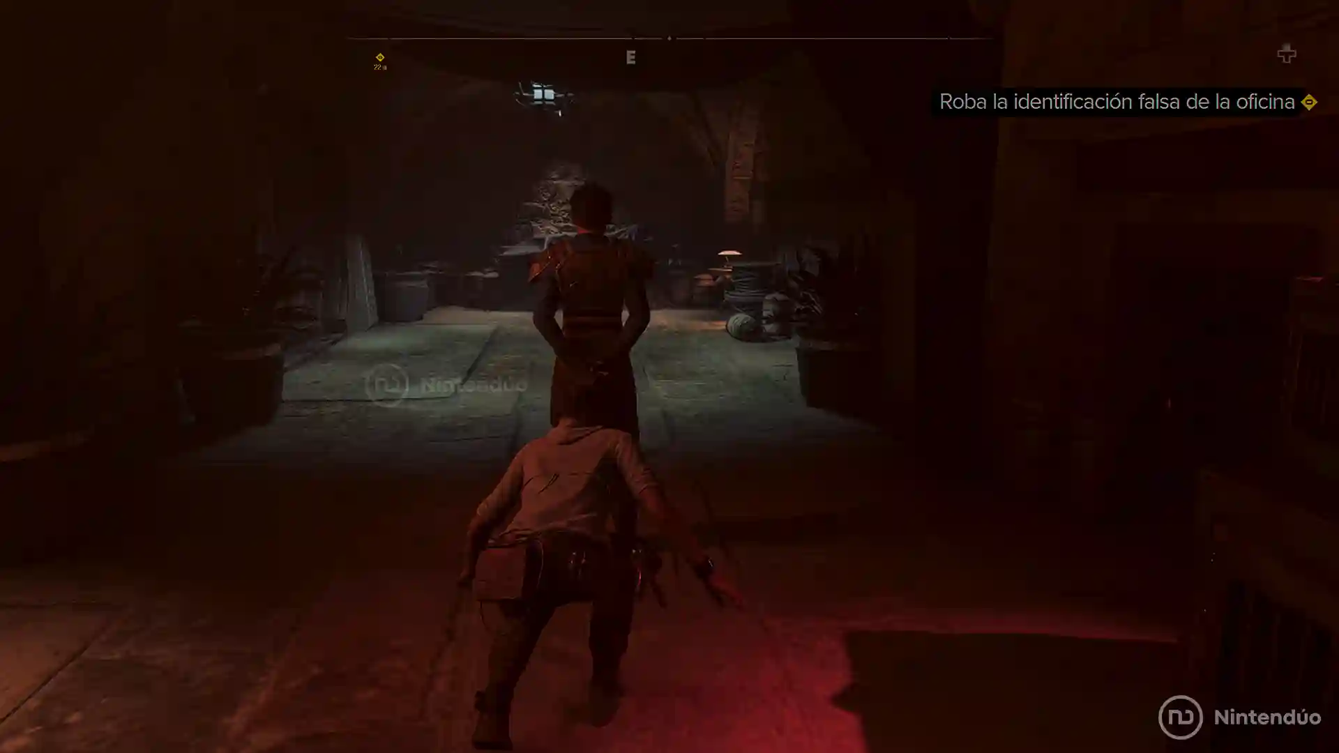 Kay Vess se aproxima sigilosamente por detrás de un guardia en un pasillo oscuro en Star Wars Outlaws para robar una identificación falsa.