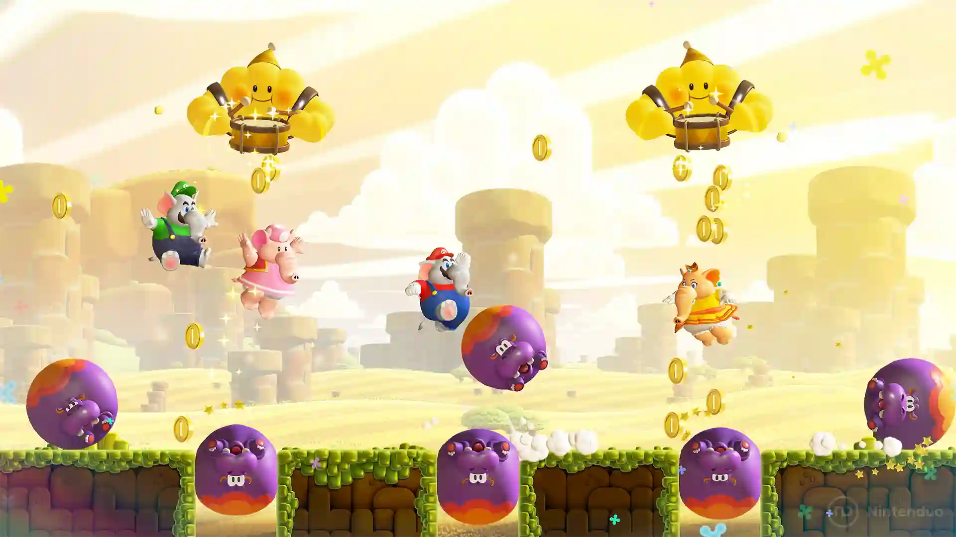 Super Mario Bros. Wonder – Nintendo Switch 2 Edition: Luigi, Peach, Mario y Daisy montan bolas púrpura giratorias mientras recolectan monedas en un escenario desértico con enemigos dorados flotantes.