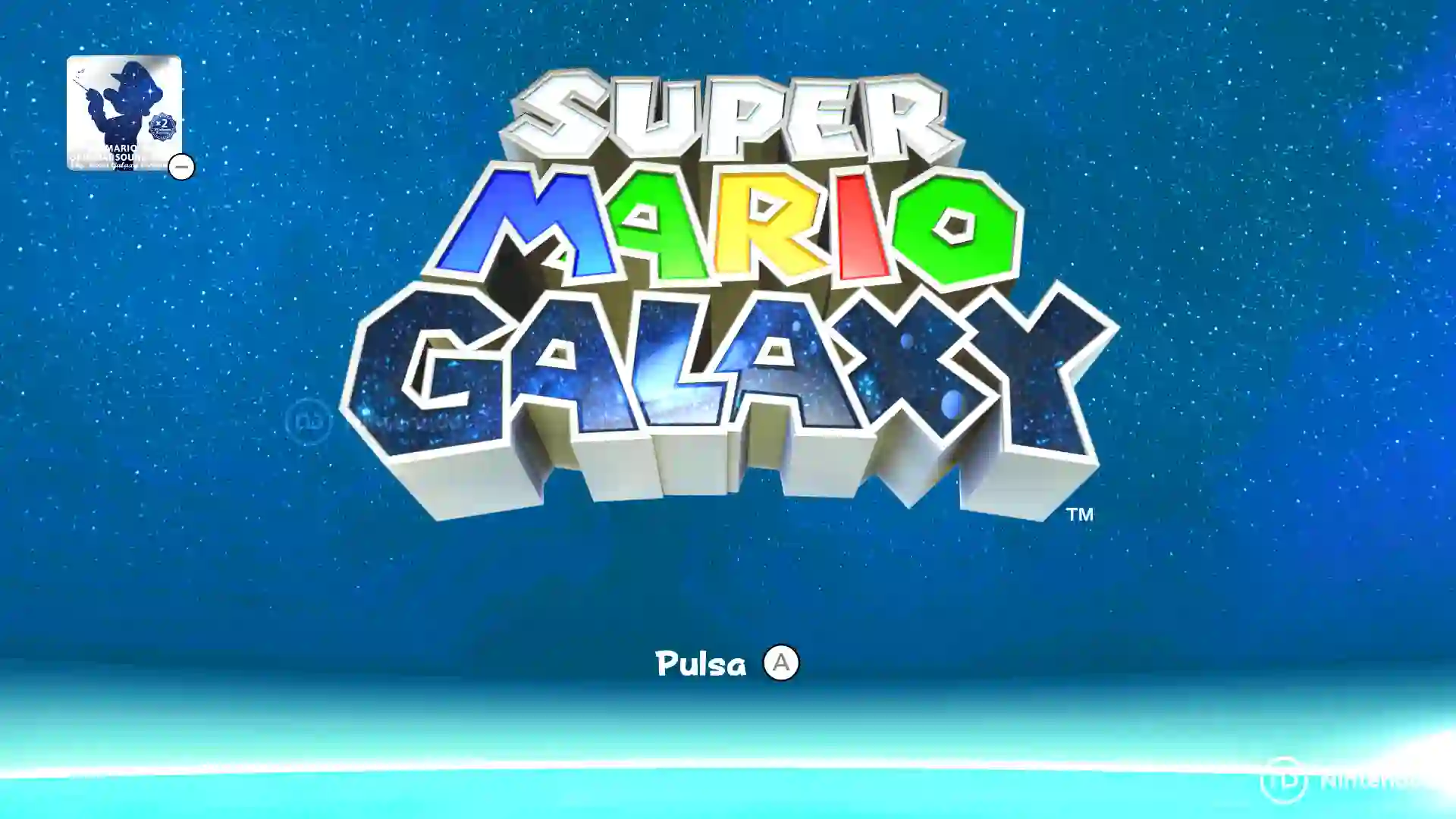 Pantalla de título de Super Mario Galaxy con su logotipo colorido sobre un fondo estrellado y la indicación "Pulsa A".