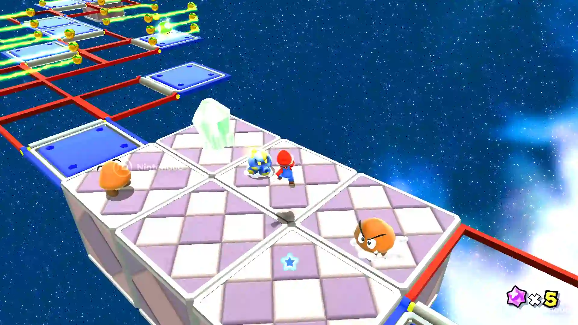 Mario de Super Mario Galaxy en una plataforma flotante con cuadrícula violeta junto a Goombas y plataformas rojas y azules que se desplazan en el espacio.