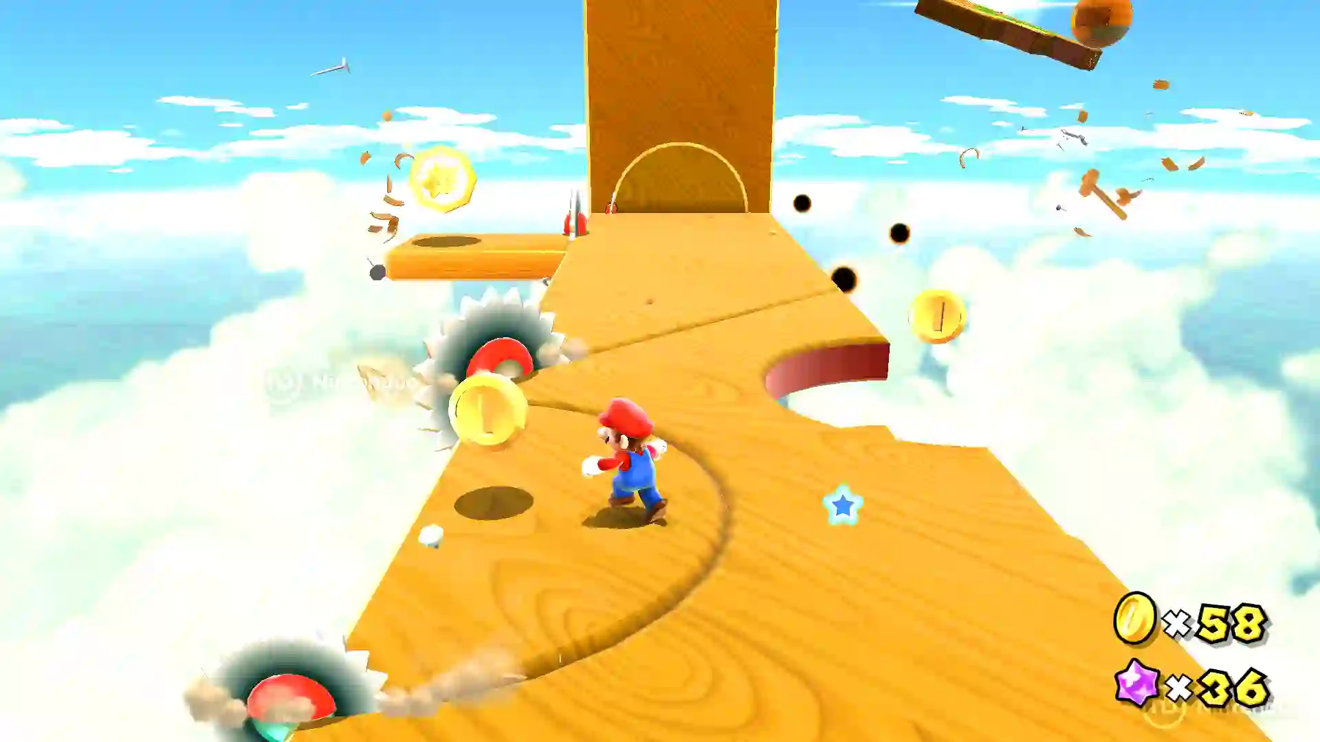 Mario de Super Mario Galaxy corriendo por una pasarela de madera suspendida en las nubes esquivando sierras circulares y recogiendo monedas.