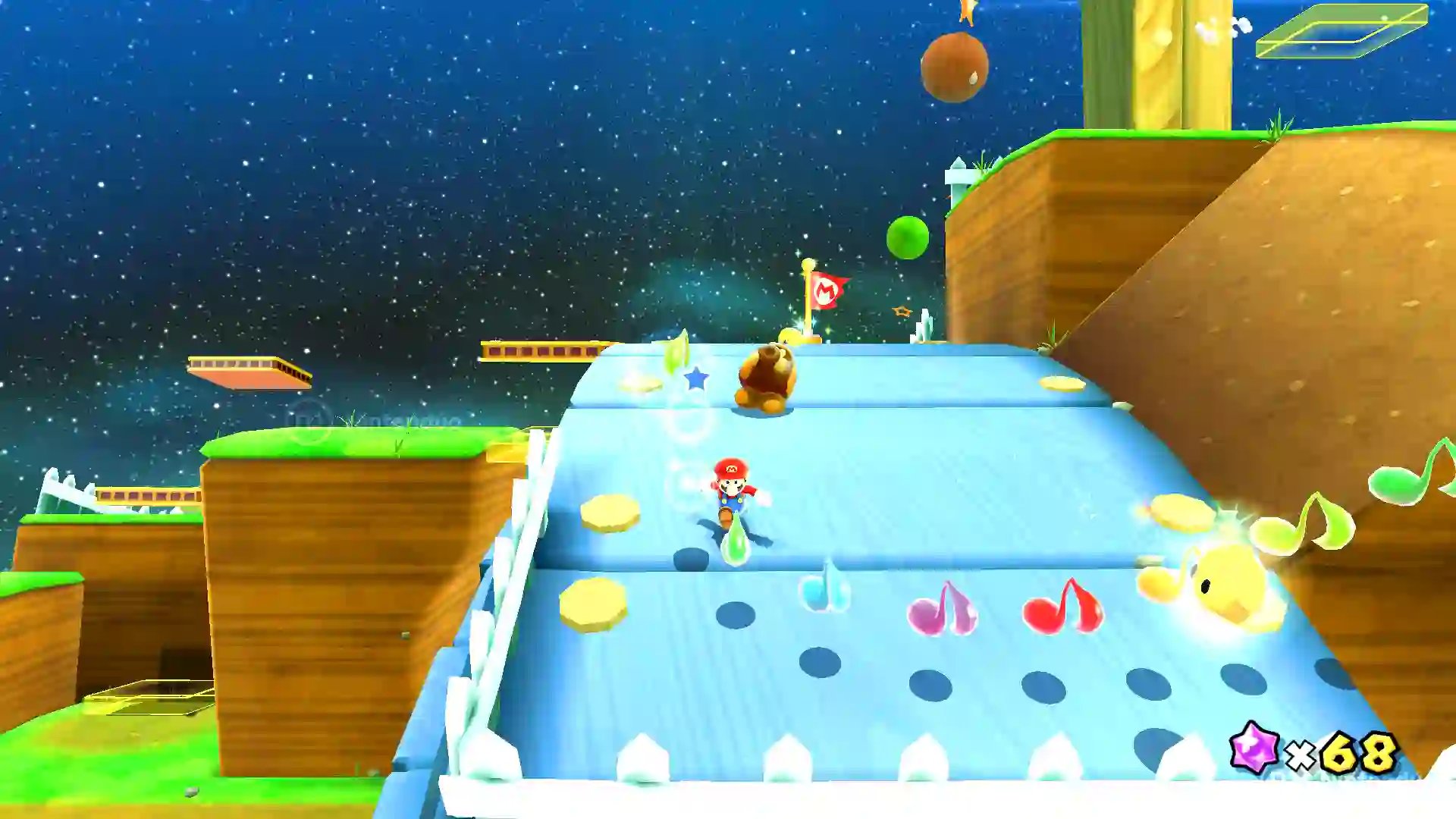 Mario de Super Mario Galaxy subiendo una pendiente musical con notas y monedas en un mundo celeste mientras esquiva un Goomba.