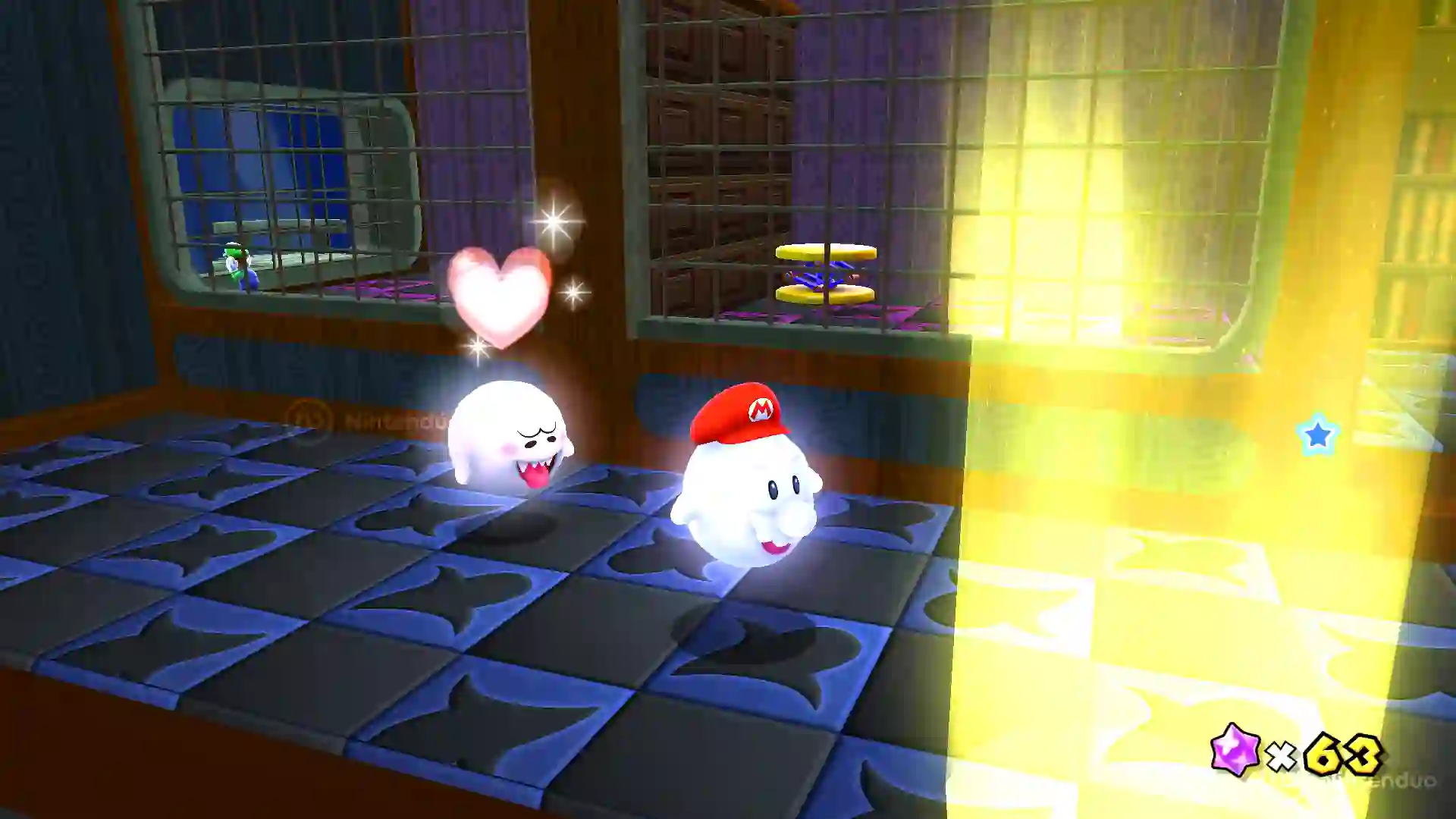 Mario fantasma de Super Mario Galaxy con gorra roja asustando a un Boo rosa que muestra un corazón en un nivel oscuro iluminado por un rayo de luz.