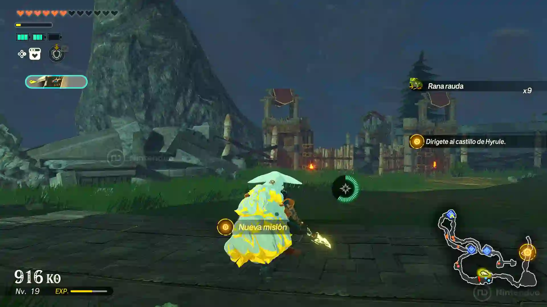 Pantalla de batalla en Hyrule Warriors: La Era del Destierro mostrando una nueva misión y 916 K.O., con el héroe frente a la fortaleza.