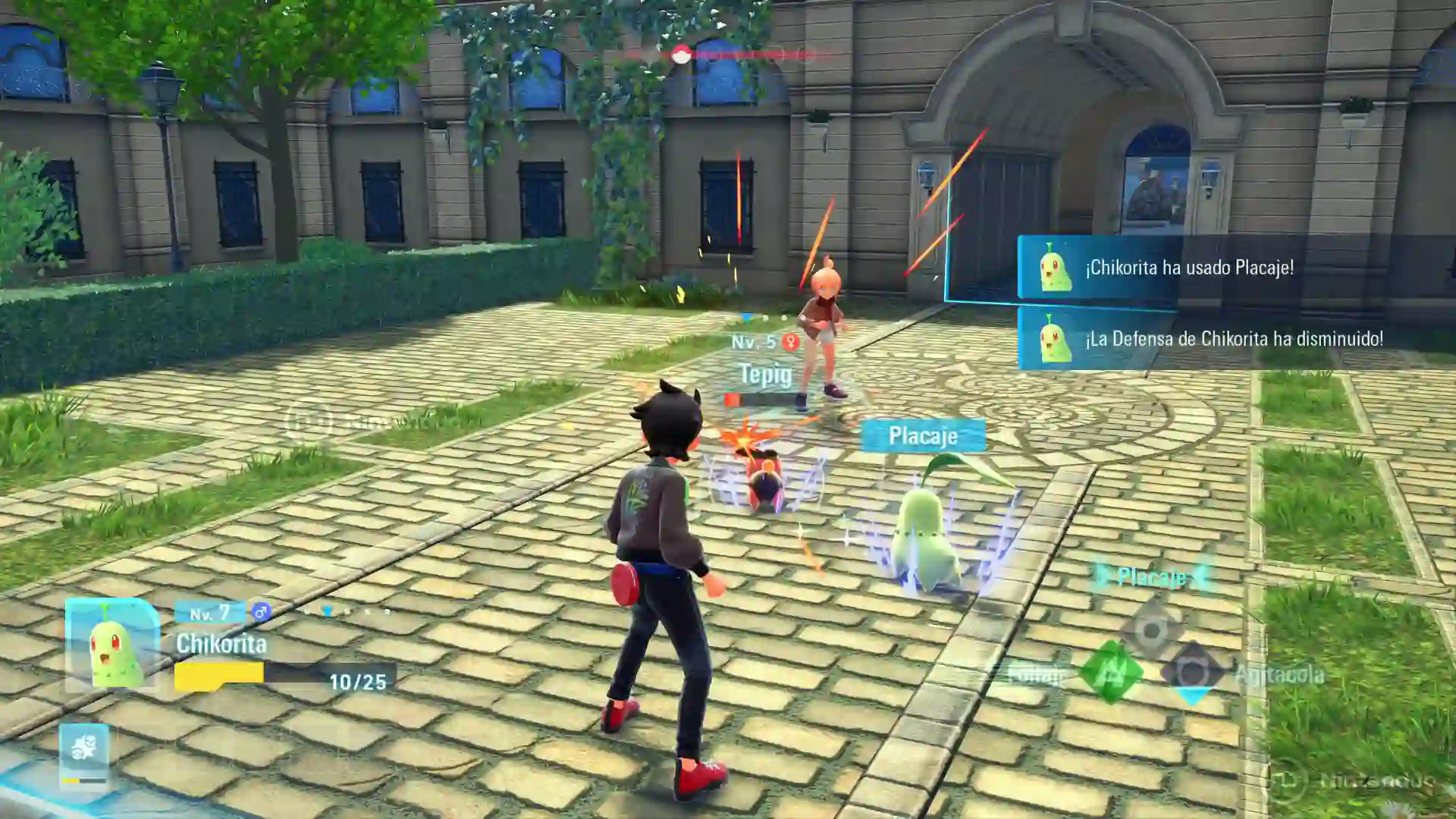 Batalla en Leyendas Pokémon Z-A para Nintendo Switch 2 donde el entrenador combate con su Chikorita contra el Tepig de una rival en una plaza adoquinada, mostrando los ataques y barras de salud en pantalla.