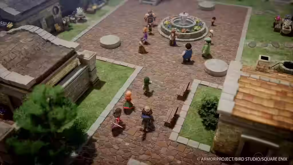 Vista aérea de la plaza de un pueblo con una fuente central y varios personajes chibi explorando en Dragon Quest VII Remake.