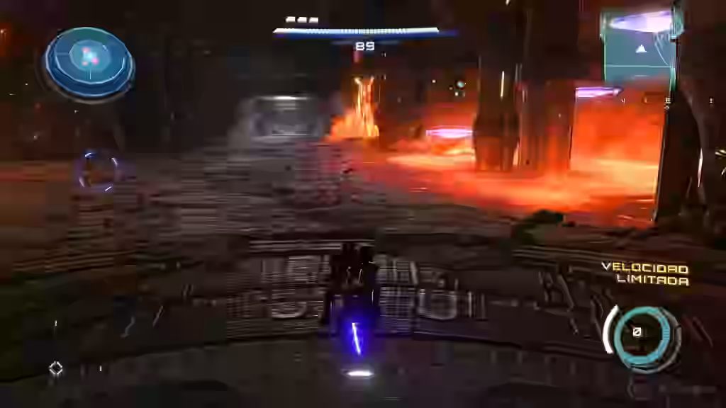 Motocicleta futurista con motor violeta circulando por un entorno cavernoso con lava en Metroid Prime 4.