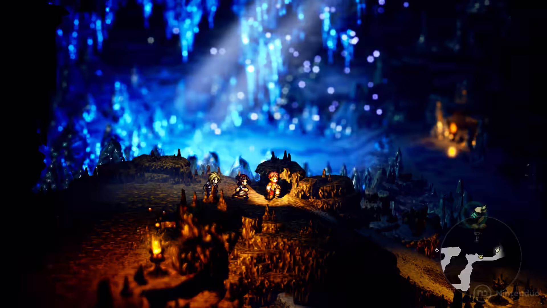 Grupo de personajes explora una cueva iluminada por cristales azules brillantes en Octopath Traveler 0 para Nintendo Switch 2