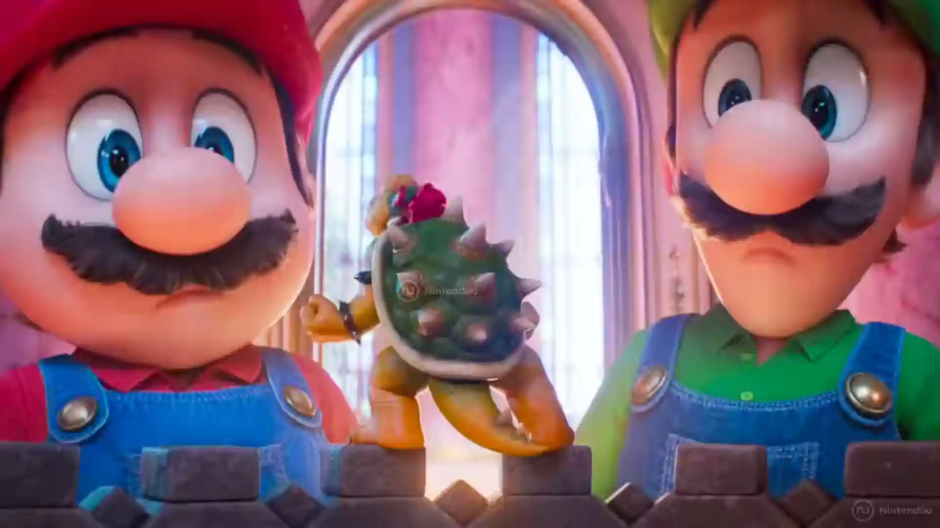 Mario y Luigi contemplan a Bowser Jr. en miniatura desde un balcón iluminado en la película Super Mario Galaxy, destacando a los icónicos hermanos fontaneros.