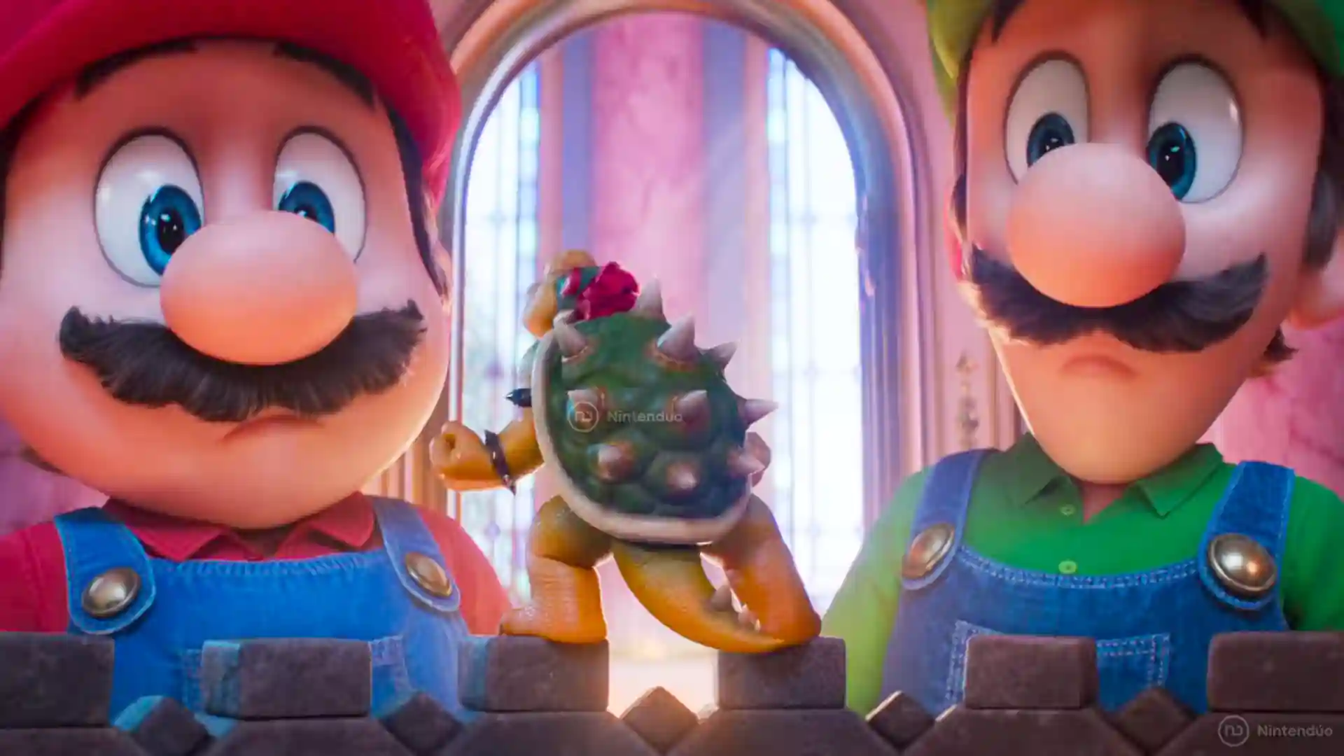Mario y Luigi contemplan a Bowser Jr. en miniatura desde un balcón iluminado en la película Super Mario Galaxy, destacando a los icónicos hermanos fontaneros.