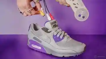 La lengüeta de estas zapatillas Nike es una Super Nintendo jugable