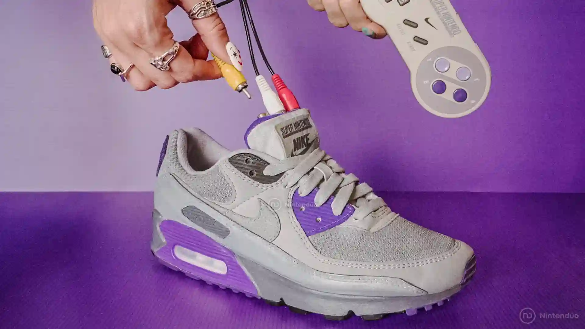 La lengüeta de estas zapatillas Nike es una Super Nintendo jugable