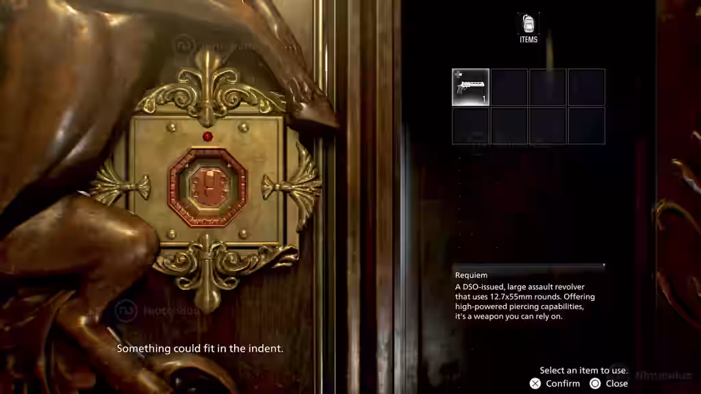 Panel ornamental dorado con símbolo rojo en Resident Evil Requiem - 07, donde se puede colocar un revólver D50 de gran calibre con capacidad de perforación.