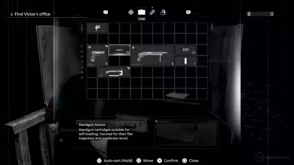 Pantalla de inventario en una oficina oscura de Resident Evil Requiem - 08 mostrando el escritorio de Victor con diferentes armas y municiones disponibles.