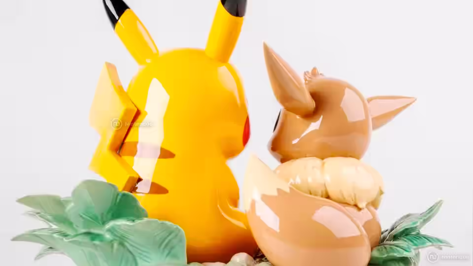 Pokemon Lladro Pikachu Eecee Atras