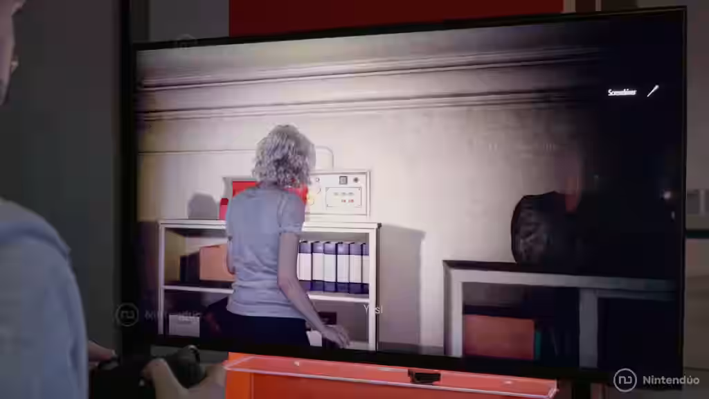 Grace de espaldas explorando una habitación con estanterías mientras una criatura oscura amenazante acecha en Resident Evil Requiem