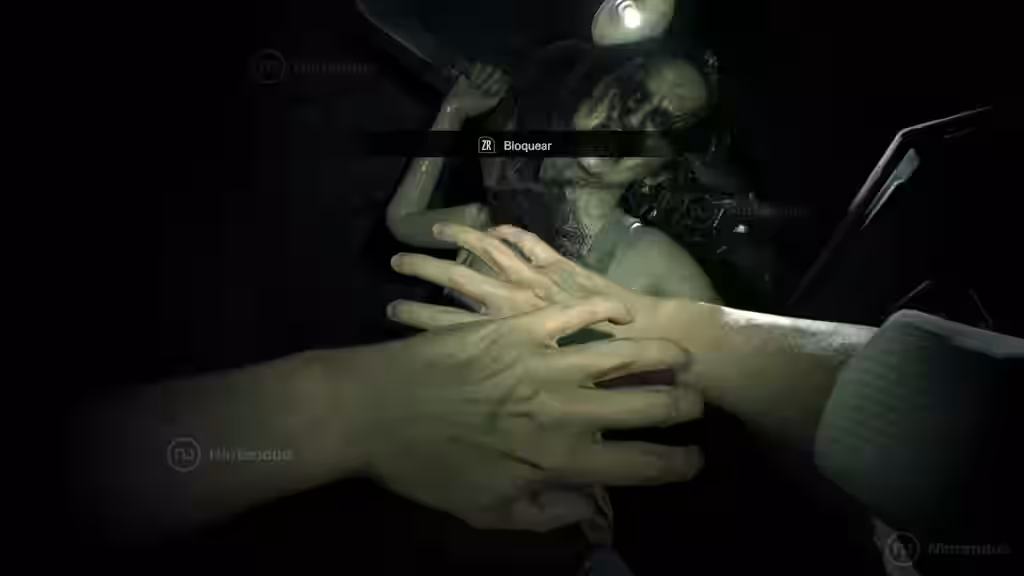 Ethan Winters bloquea el ataque de Mia Winters con las manos en una escena de tensión en Resident Evil 7: Biohazard para Nintendo Switch 2.