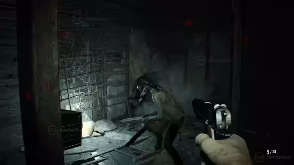 Ethan Winters apuntando con su pistola a Mia Winters en un cuarto oscuro en Resident Evil 7: Biohazard para Nintendo Switch 2.