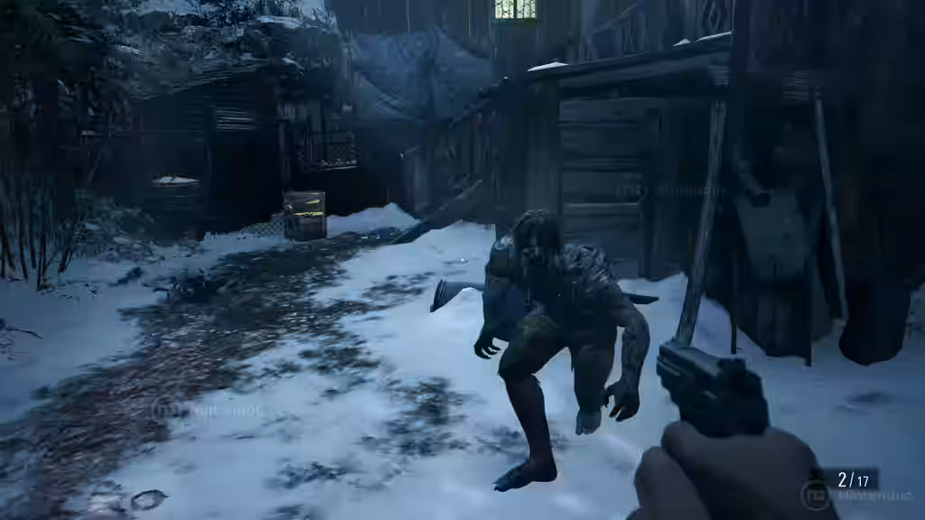 Ethan Winters apuntando con su pistola a un Lycan que avanza por un callejón nevado en Resident Evil Village (Resident Evil 8) para Nintendo Switch 2.